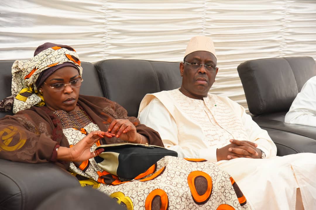 ¨PHOTOS  - Macky Sall, en compagnie de Marième Faye présente ses condoléances à la famille de Khalil, un ami d'Amadou Sall