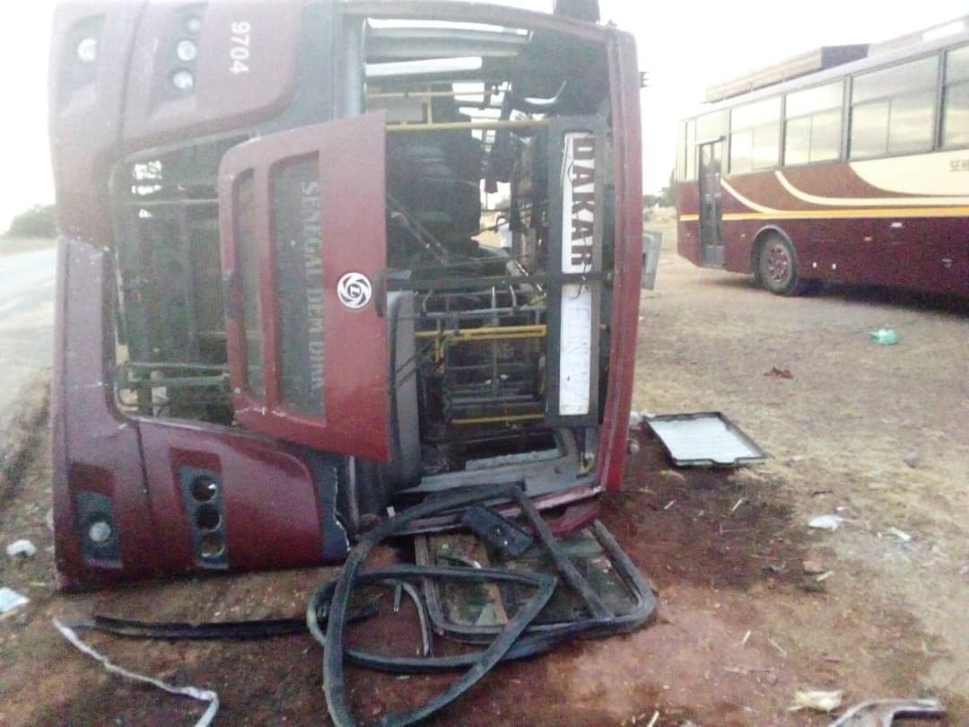 Urgent- Axe Kaffrine-Koungheul: Un bus Sénégal Dem Dikk s’est renversé et a fait des blessés graves