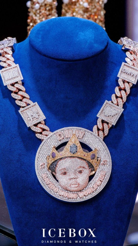 Davido débourse 410 000 dollars pour un collier en diamants pour son fils (photos)