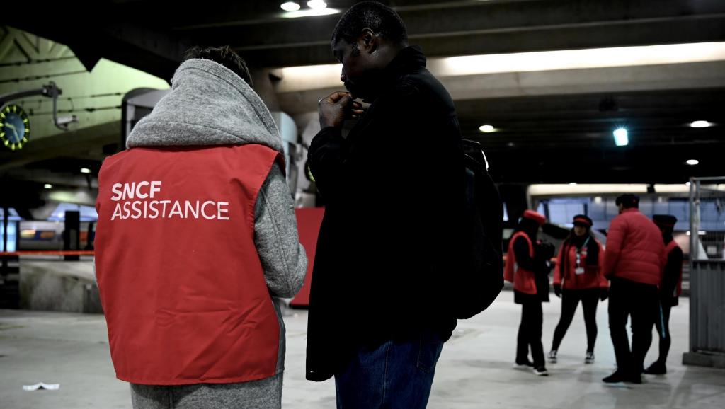 Grève: A Paris, les commerçants inquiets mais solidaires, les voyageurs sereins