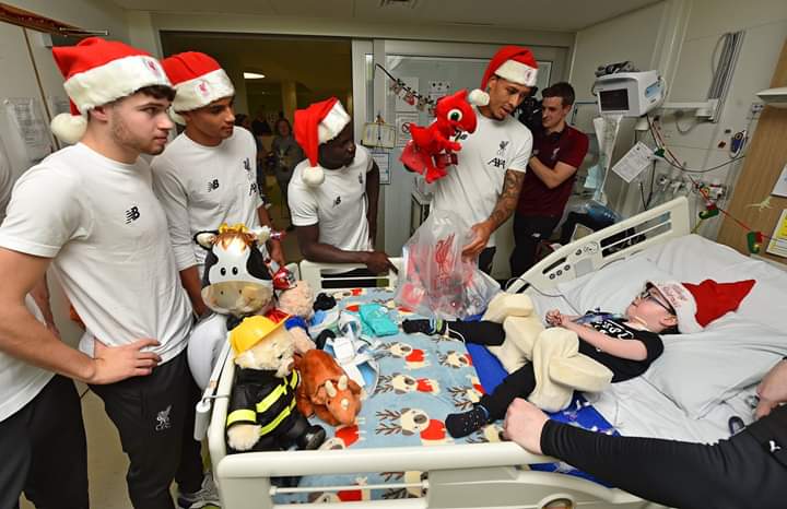 PHOTOS - Sadio Mané se déguise en père Noël dans un hôpital pour enfants … PHOTOS - Sadio Mané se déguise en père Noël dans un hôpital pour enfants …