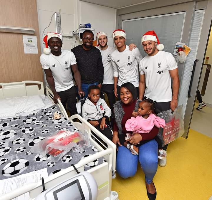 PHOTOS - Sadio Mané se déguise en père Noël dans un hôpital pour enfants …