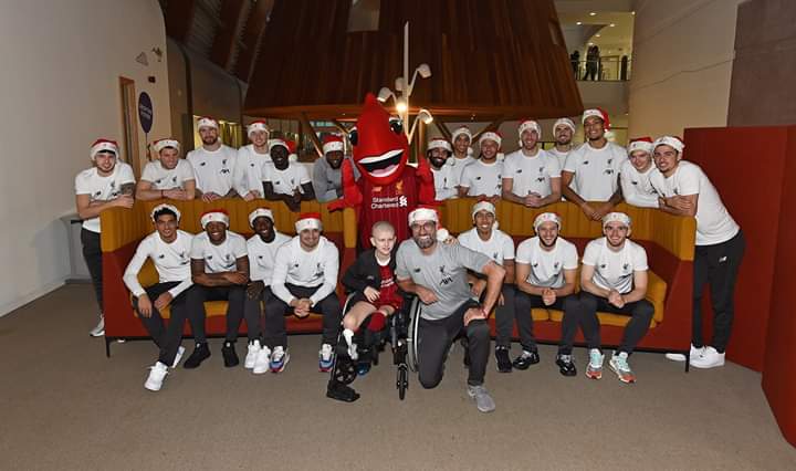 PHOTOS - Sadio Mané se déguise en père Noël dans un hôpital pour enfants …