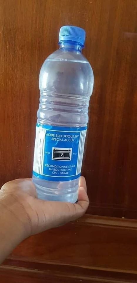 Photo: La bouteille d'acide identique aux bouteilles d'eaux minérales