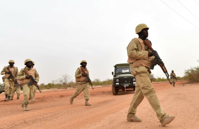 Burkina Faso: 7 soldats et 80 «terroriistes" tués dans une attaque au nord
