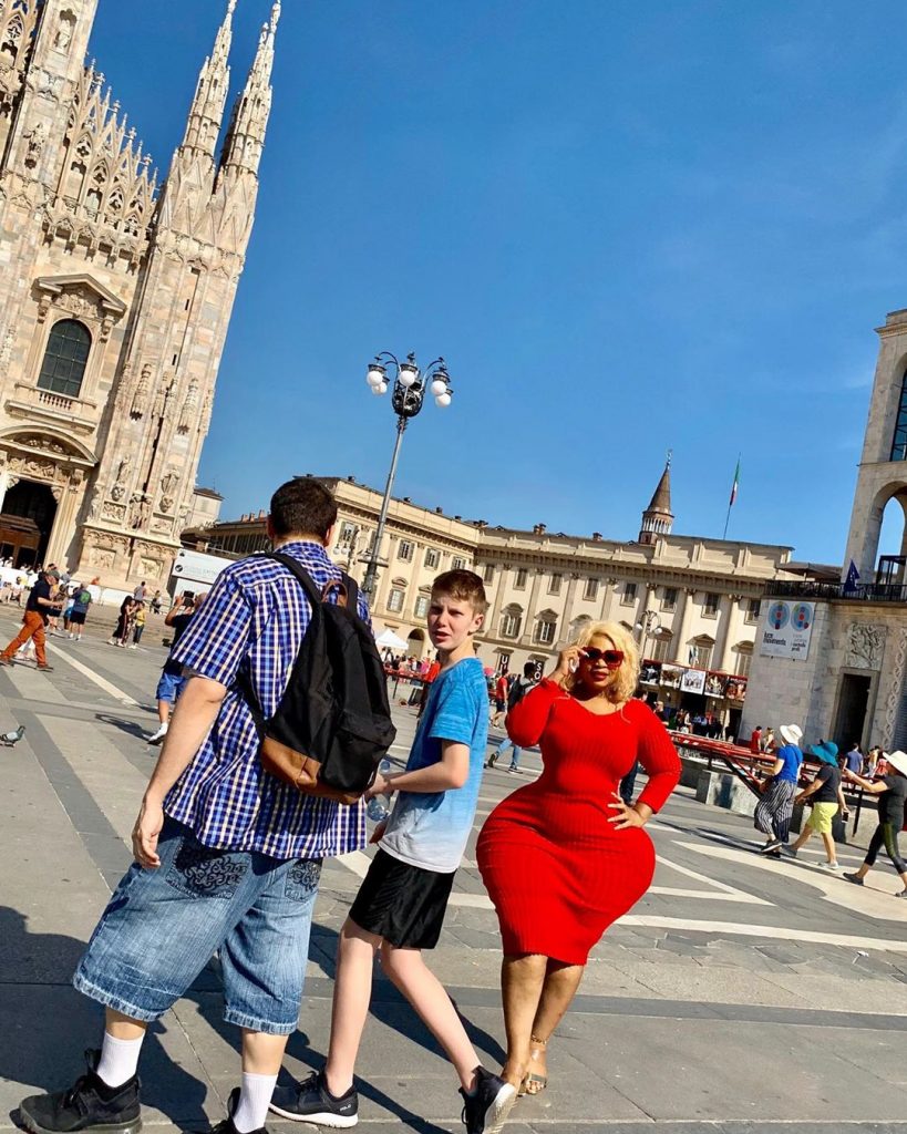 PHOTOS - En visite à Rome, la Bombe Eudoxie Yao au top de sa forme