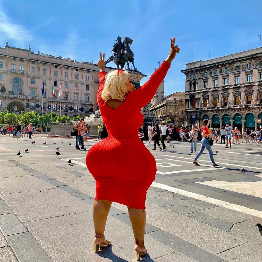 PHOTOS - En visite à Rome, la Bombe Eudoxie Yao au top de sa forme