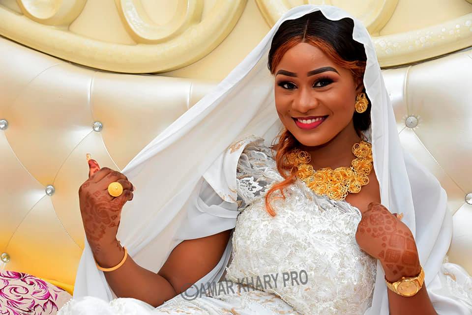 PHOTOS - Cette mariée illumine la toile avec sa belle robe PHOTOS - Cette mariée illumine la toile avec sa belle robe