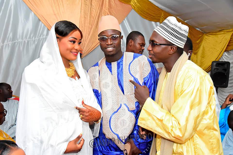 PHOTOS - Cette mariée illumine la toile avec sa belle robe PHOTOS - Cette mariée illumine la toile avec sa belle robe