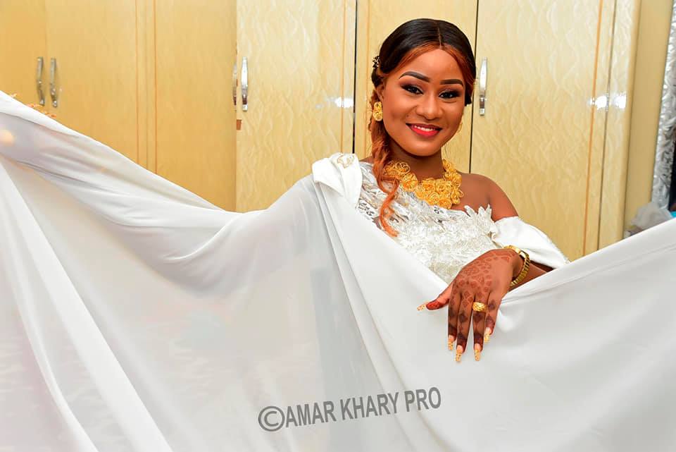 PHOTOS - Cette mariée illumine la toile avec sa belle robe