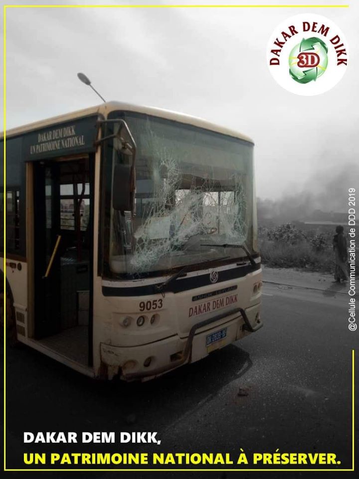 Photo: Un de leurs bus caillassé, Dakar Dem Dik dénonce