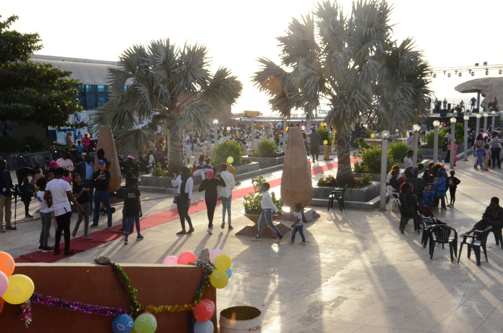 VIDEO + PHOTOS: Noël de "Ouf"  avec Coumba Gawlo Seck et les enfants à la place du Souvenir africain