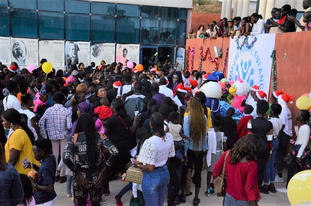VIDEO + PHOTOS: Noël de "Ouf"  avec Coumba Gawlo Seck et les enfants à la place du Souvenir africain