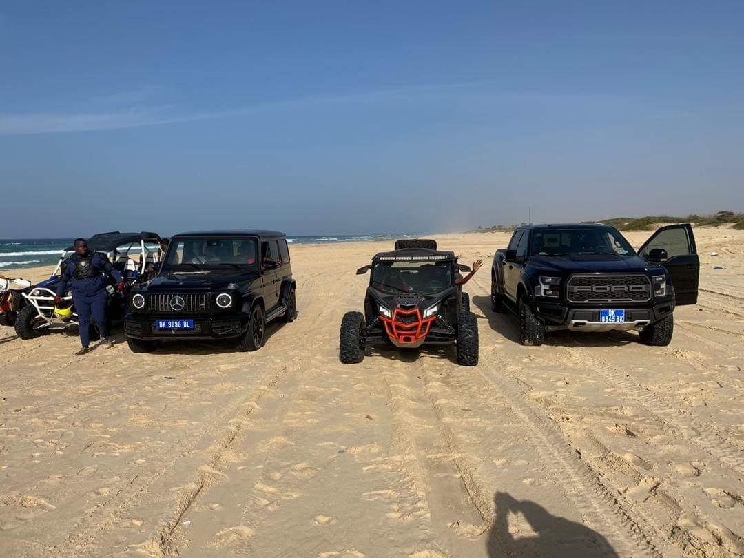 (04 Photos ) Balade en BUGGY et en JEEP : Regardez comment Babacar Ngom et les fils de Macky Sall passent leurs vacances