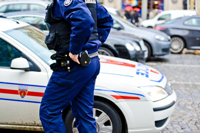 Un homme abattu par la police après avoir poignardé des passants près de Paris: un mort et deux blessés en “urgence absolue”