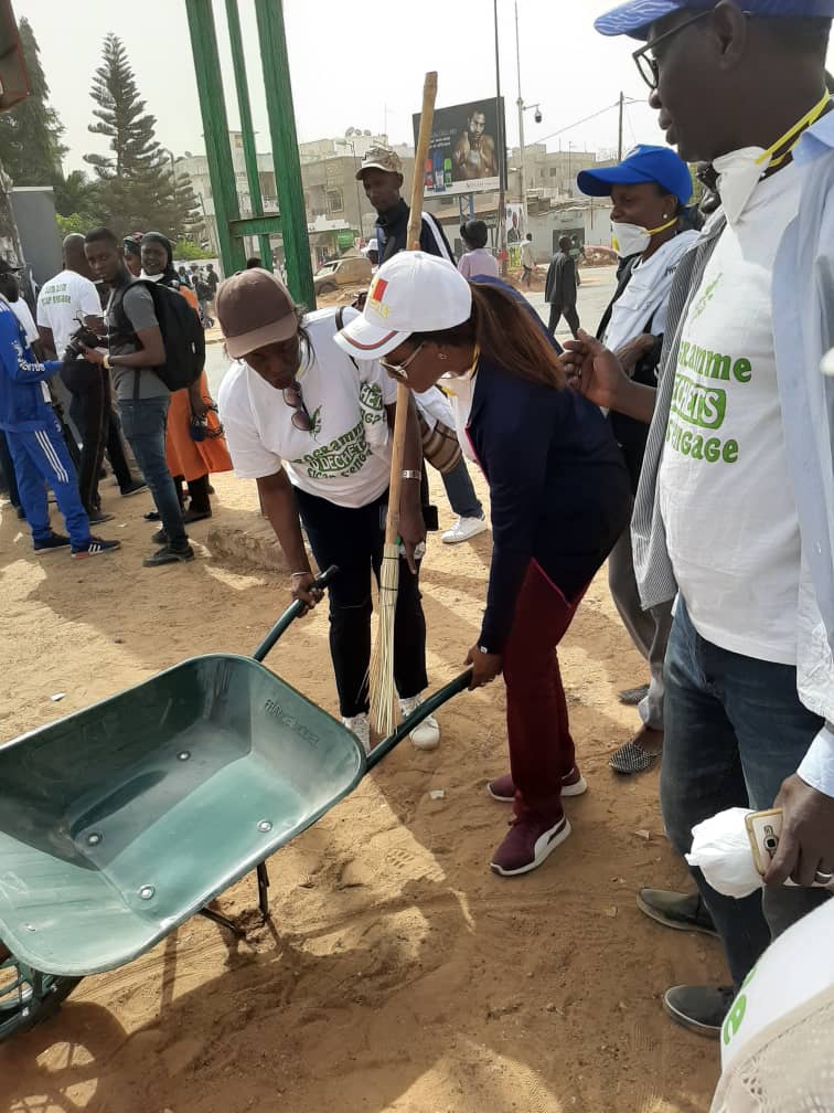 "Cleaning Day": Zahra Iyane THIAM, Ministre de la Microfinance et de l'économie Social Solidaire en pleine séance de nettoyage (PHOTOS)