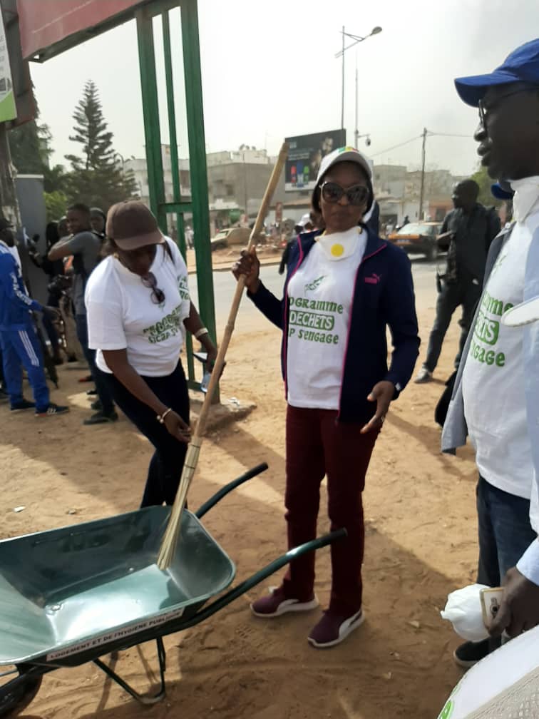 "Cleaning Day": Zahra Iyane THIAM, Ministre de la Microfinance et de l'économie Social Solidaire en pleine séance de nettoyage (PHOTOS)