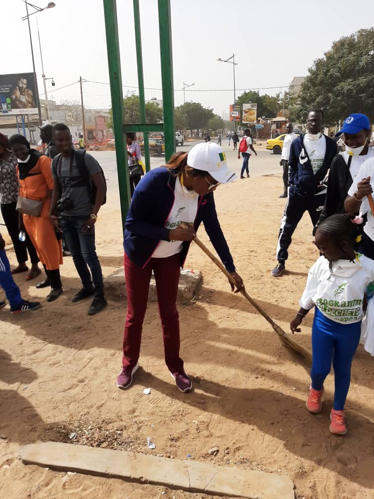 "Cleaning Day": Zahra Iyane THIAM, Ministre de la Microfinance et de l'économie Social Solidaire en pleine séance de nettoyage (PHOTOS)