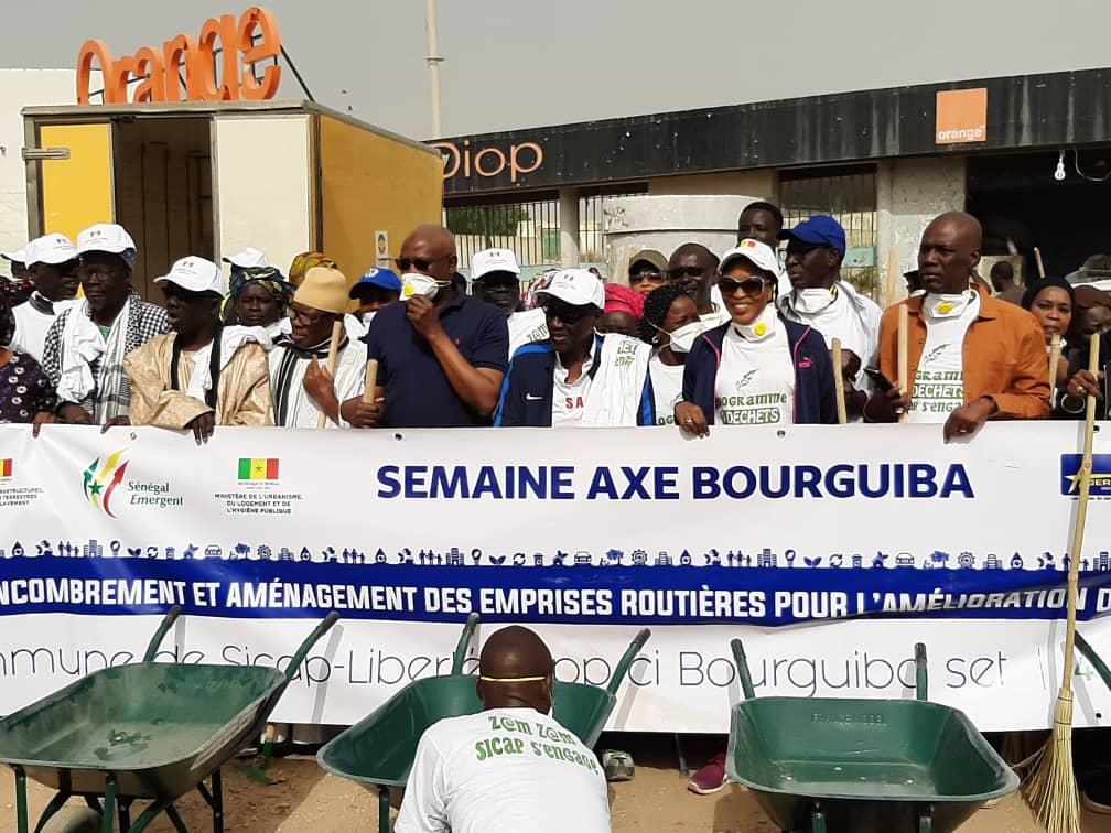 "Cleaning Day": Zahra Iyane THIAM, Ministre de la Microfinance et de l'économie Social Solidaire en pleine séance de nettoyage (PHOTOS)