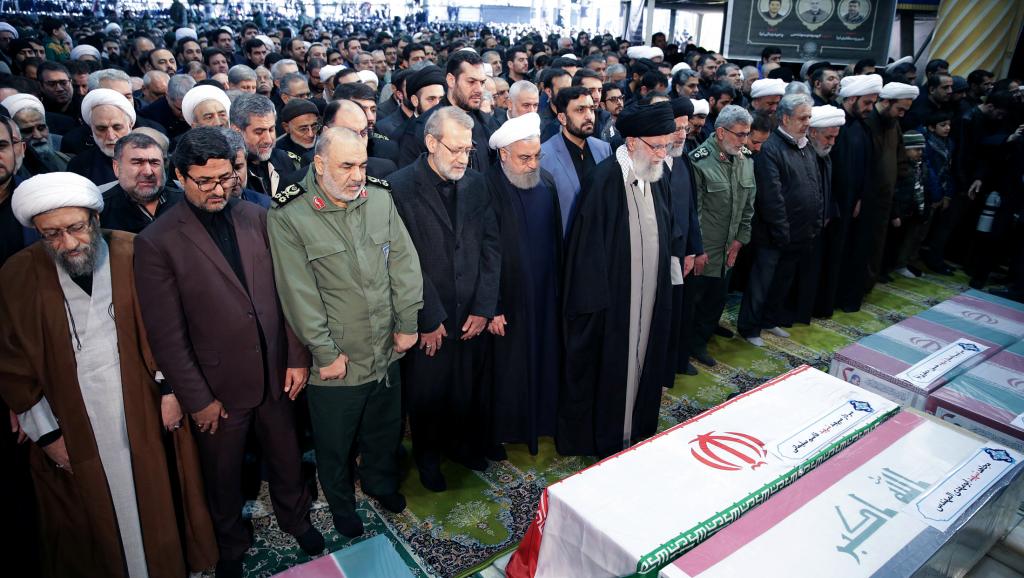 Hommages à Qassem Soleimani: A Téhéran, prière présidée par le guide suprême
