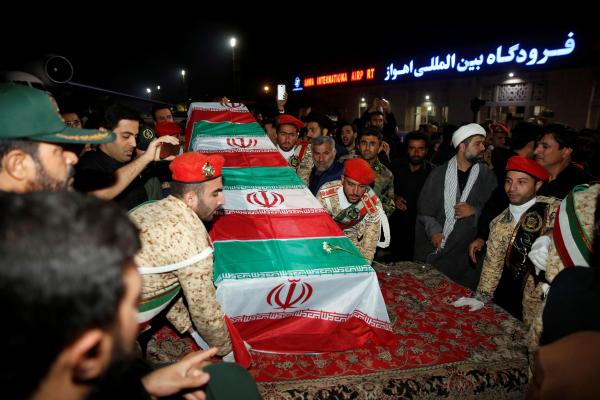 Hommages à Qassem Soleimani: A Téhéran, prière présidée par le guide suprême