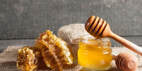Masque miel et argile pour lutter contre l'acné