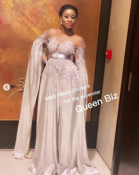 PHOTOS - La robe chic de Queen Biz qui illumine la toile