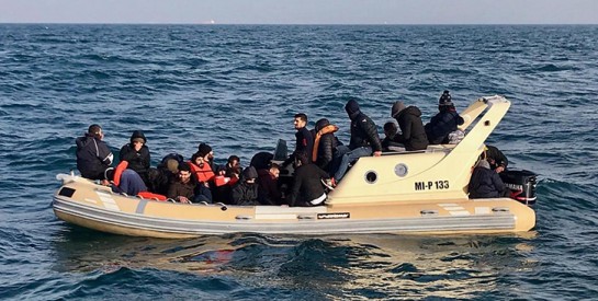 Une migrante africaine accouche à bord d'un canot pneumatique en mer