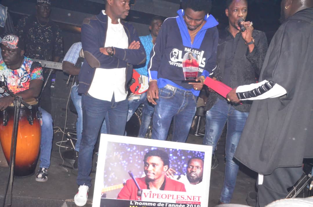 Vipeoples décerne le trophée de l'homme de l'année 2019, à Waly Seck au Vogue Vipeoples décerne le trophée de l'homme de l'année 2019, à Waly Seck au Vogue