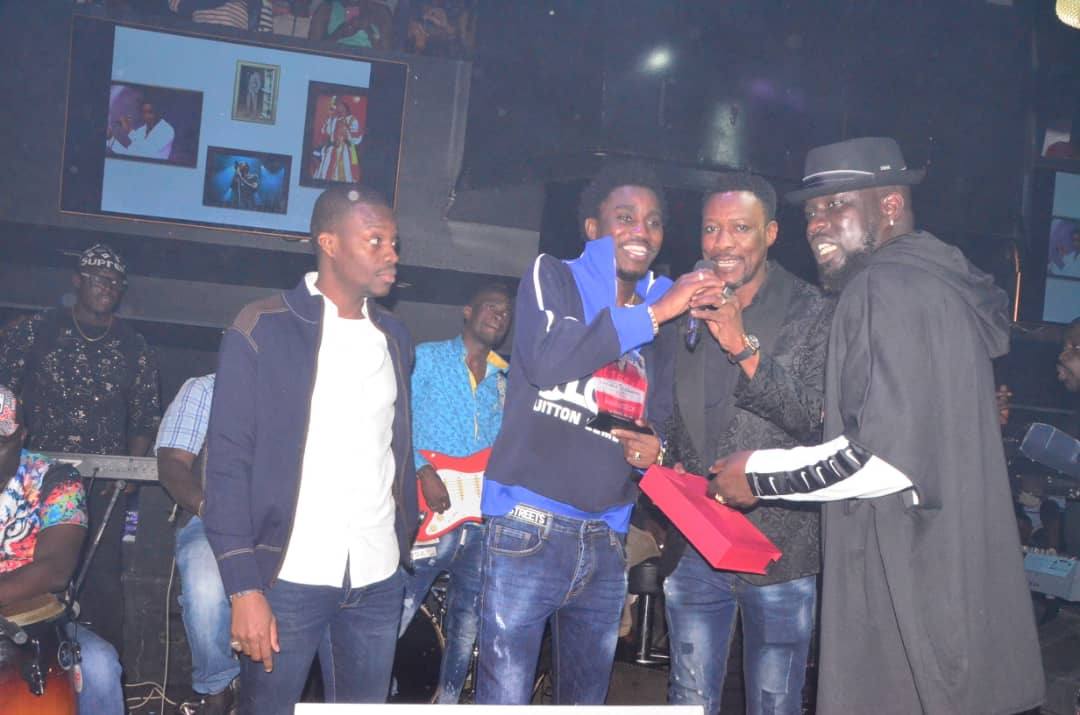 Vipeoples décerne le trophée de l'homme de l'année 2019, à Waly Seck au Vogue Vipeoples décerne le trophée de l'homme de l'année 2019, à Waly Seck au Vogue