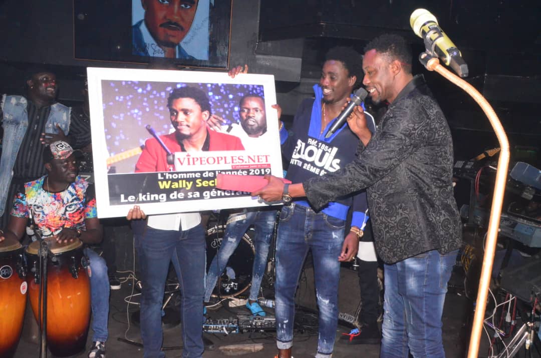 Vipeoples décerne le trophée de l'homme de l'année 2019, à Waly Seck au Vogue Vipeoples décerne le trophée de l'homme de l'année 2019, à Waly Seck au Vogue