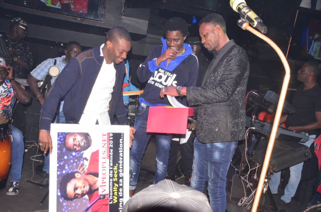 Vipeoples décerne le trophée de l'homme de l'année 2019, à Waly Seck au Vogue Vipeoples décerne le trophée de l'homme de l'année 2019, à Waly Seck au Vogue