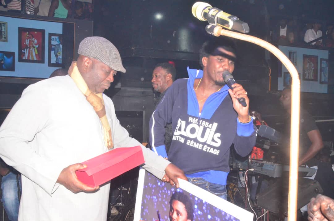 Vipeoples décerne le trophée de l'homme de l'année 2019, à Waly Seck au Vogue Vipeoples décerne le trophée de l'homme de l'année 2019, à Waly Seck au Vogue