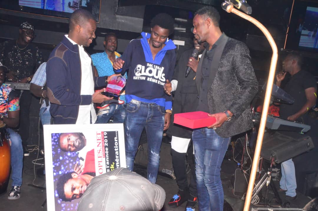 Vipeoples décerne le trophée de l'homme de l'année 2019, à Waly Seck au Vogue Vipeoples décerne le trophée de l'homme de l'année 2019, à Waly Seck au Vogue