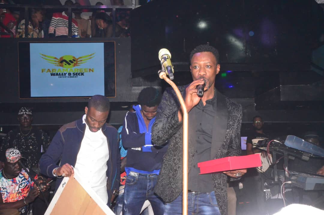 Vipeoples décerne le trophée de l'homme de l'année 2019, à Waly Seck au Vogue Vipeoples décerne le trophée de l'homme de l'année 2019, à Waly Seck au Vogue