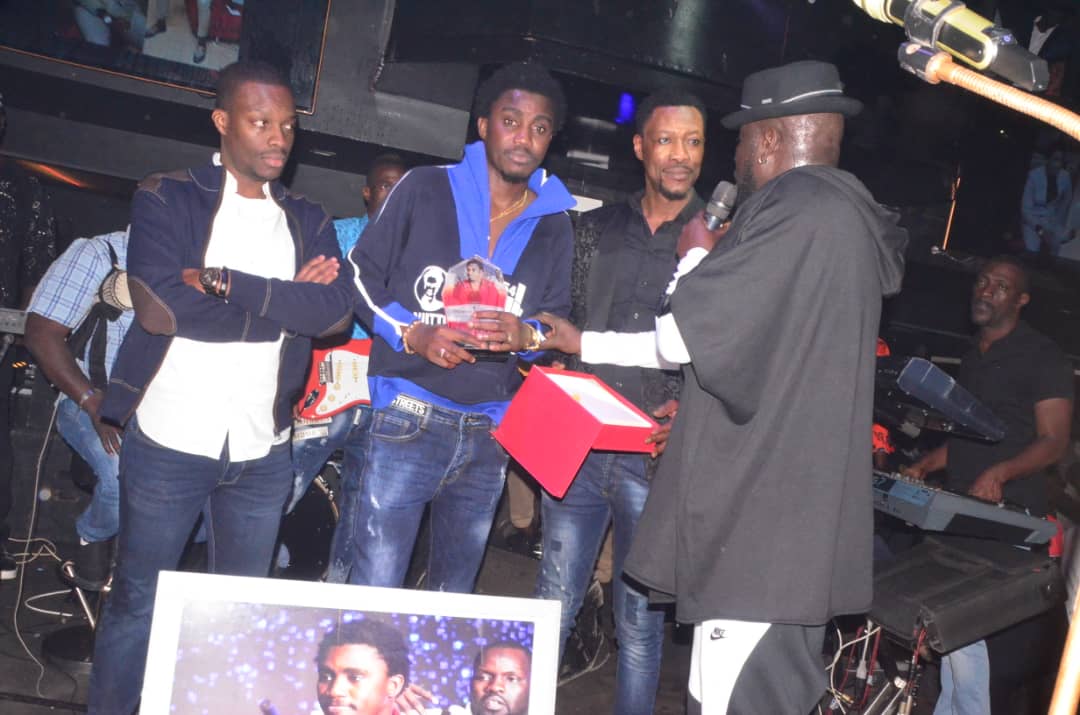 Vipeoples décerne le trophée de l'homme de l'année 2019, à Waly Seck au Vogue Vipeoples décerne le trophée de l'homme de l'année 2019, à Waly Seck au Vogue