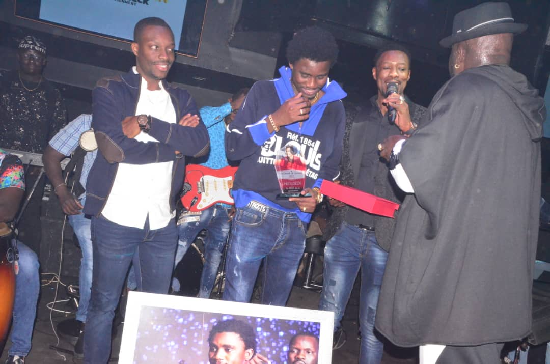 Vipeoples décerne le trophée de l'homme de l'année 2019, à Waly Seck au Vogue Vipeoples décerne le trophée de l'homme de l'année 2019, à Waly Seck au Vogue