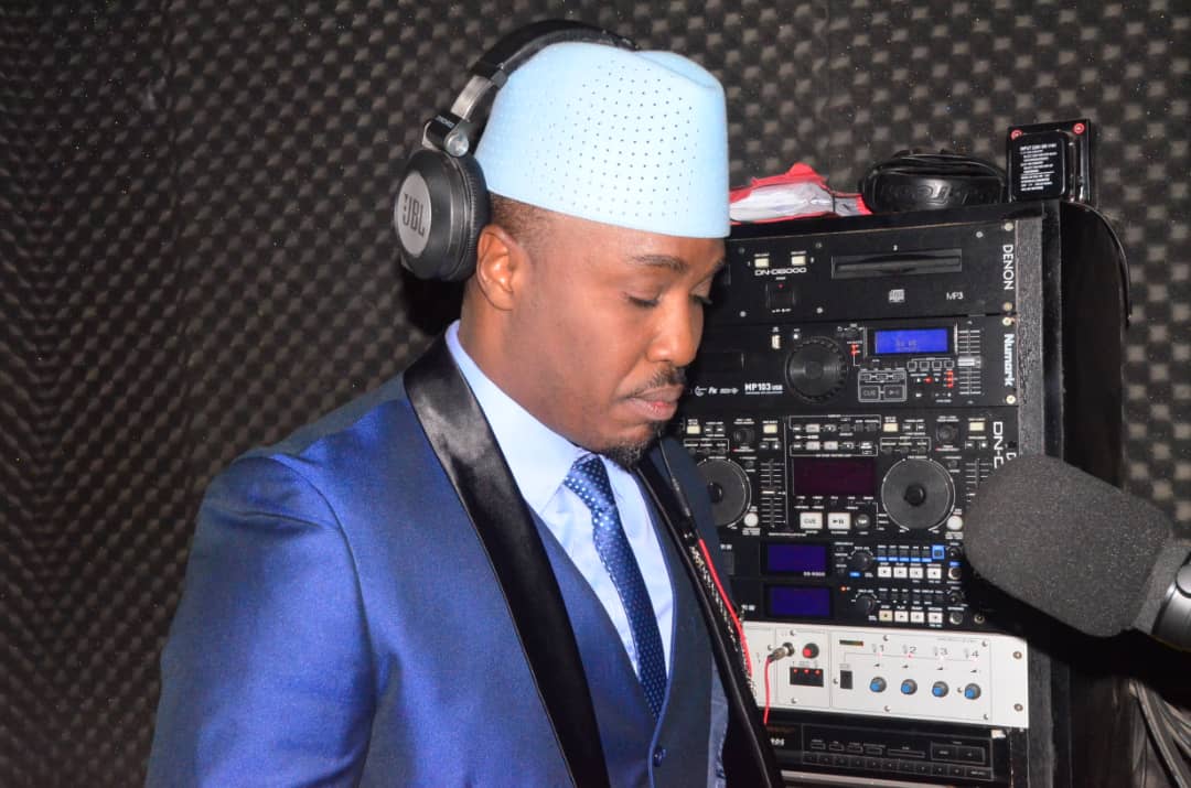 Homme de l'année 2019: VIPEOPLES.NET décerne le titre de meilleur animateur à Cheikh Sarr de la Radio Zik FM Homme de l'année 2019: VIPEOPLES.NET décerne le titre de meilleur animateur à Cheikh Sarr de la Radio Zik FM