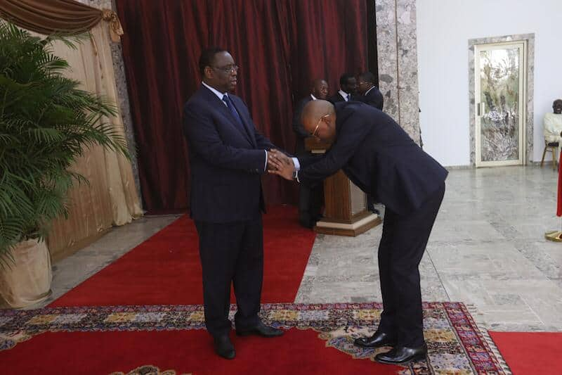 (PHOTOS): La révérence exagérée d'Oumar Sow, Ministre-Conseiller, envers Macky Sall, secoue la toile