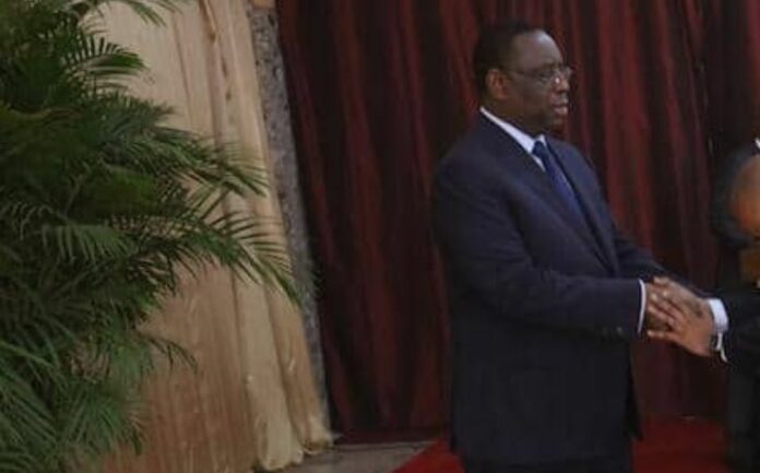 (PHOTOS): La révérence exagérée d'Oumar Sow, Ministre-Conseiller, envers Macky Sall, secoue la toile