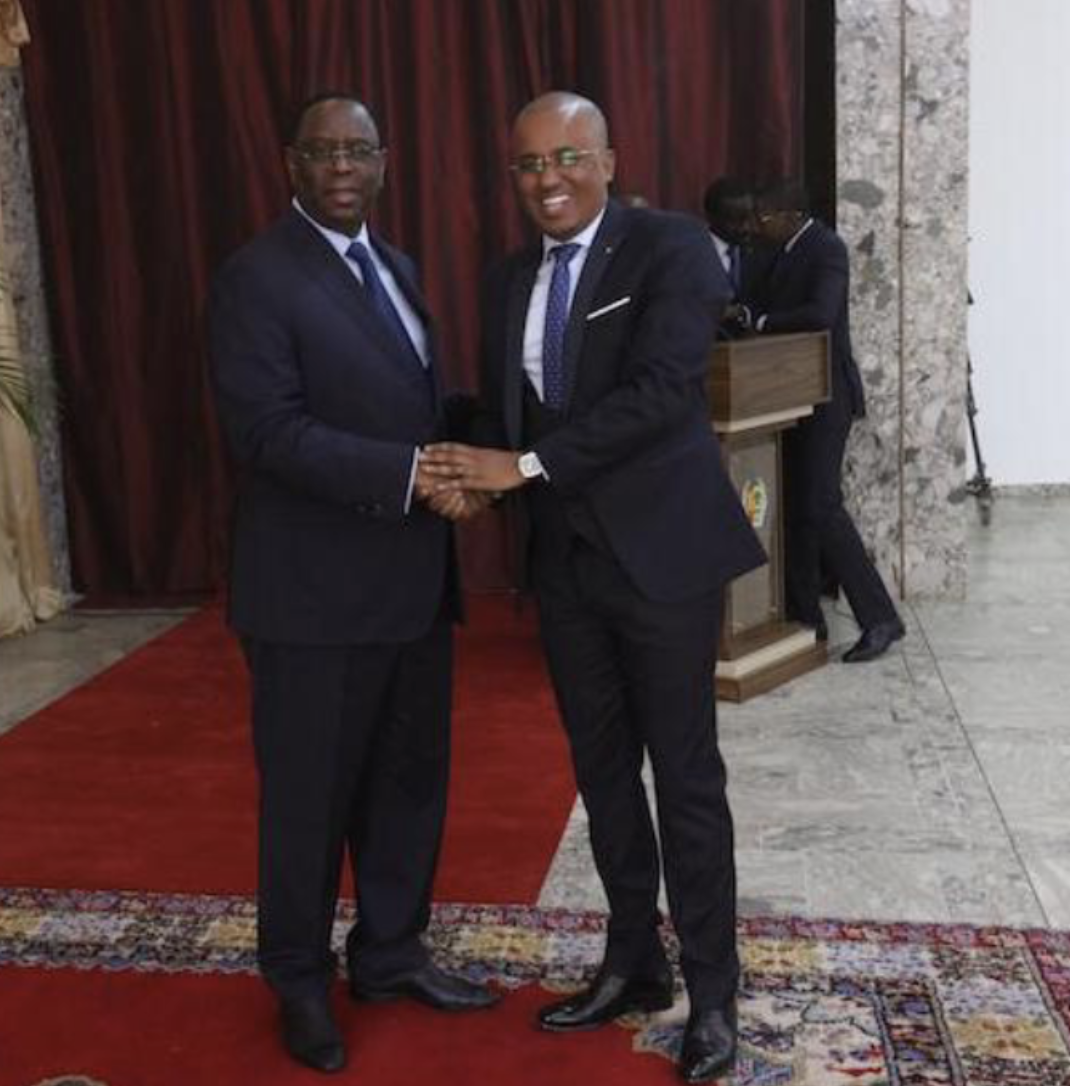 (PHOTOS): La révérence exagérée d'Oumar Sow, Ministre-Conseiller, envers Macky Sall, secoue la toile