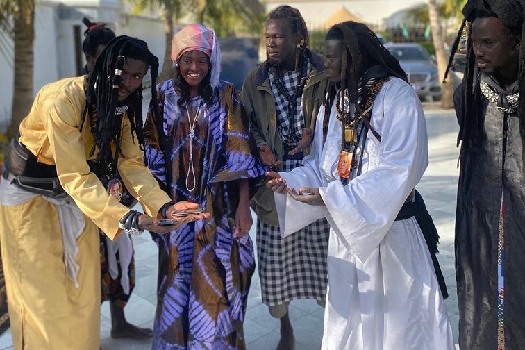 PHOTOS - Sokhna Maï Mbacke, fille de Serigne Abdou Karim en toute complicité avec les Baye Fall PHOTOS - Sokhna Maï Mbacke, fille de Serigne Abdou Karim en toute complicité avec les Baye Fall