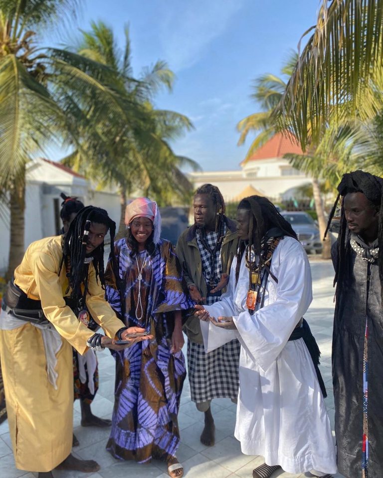 PHOTOS - Sokhna Maï Mbacke, fille de Serigne Abdou Karim en toute complicité avec les Baye Fall PHOTOS - Sokhna Maï Mbacke, fille de Serigne Abdou Karim en toute complicité avec les Baye Fall