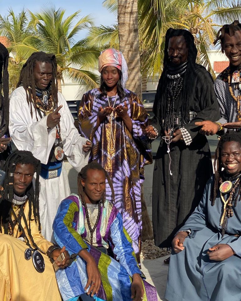 PHOTOS - Sokhna Maï Mbacke, fille de Serigne Abdou Karim en toute complicité avec les Baye Fall PHOTOS - Sokhna Maï Mbacke, fille de Serigne Abdou Karim en toute complicité avec les Baye Fall