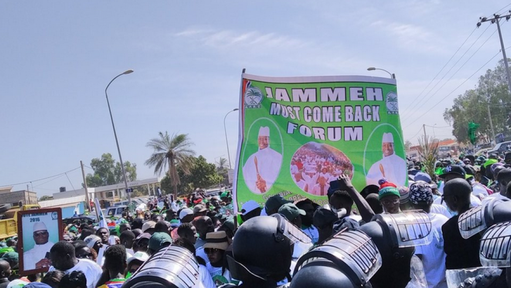 Gambie: des milliers de manifestants réclament le retour de l'ex-président Jammeh