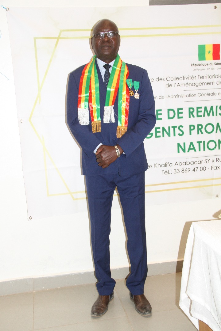 Monsieur Etienne Turpin, Secrétaire général du Ministère des Collectivités territoriales, promu aux Ordres nationaux