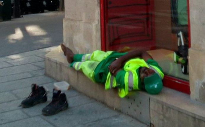 Bonne nouvelle pour Adama Cissé, l’agent d’entretien parisien licencié après une photo de lui endormi 