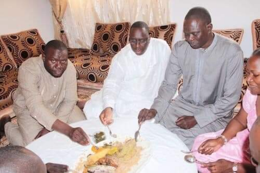 Arrêt sur image – Souvenir: Moustapha Diakhaté et Macky Sall autour d’un bol en 2012