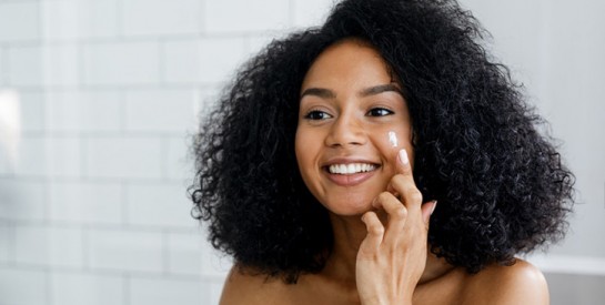 Masque et exfoliant contre l'acné, les boutons et les cellules mortes