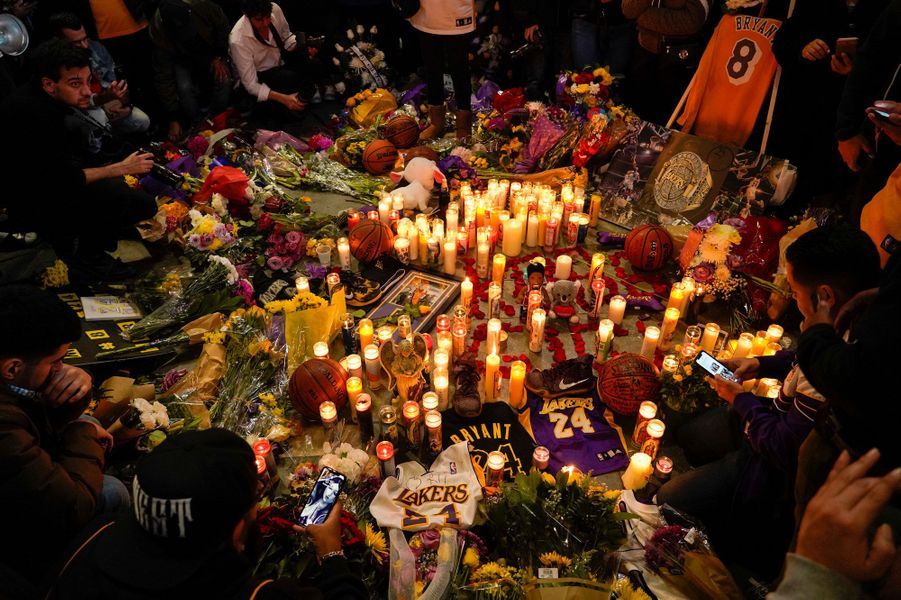 Devant le Staples Center de Los Angeles: Les fans de Kobe Bryant inconsolables (photos)